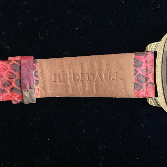 🔴 Heidi Daus collectible w/art-deco soft pink psurrounding - Picture 2 of 5